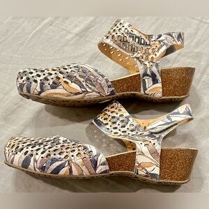 Size 41 (10) L'ATISTE Women's Leather Wedge Sandals -Blue and Tan- new w/o tags